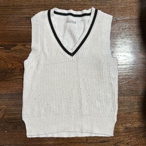 Women’s Renuar white sleeveless v neck varsity sweater size small